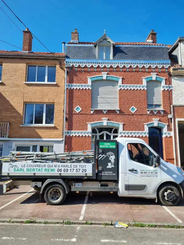 camion devant notre nouveau chantier rénovation complète toiture à Saint-Omer