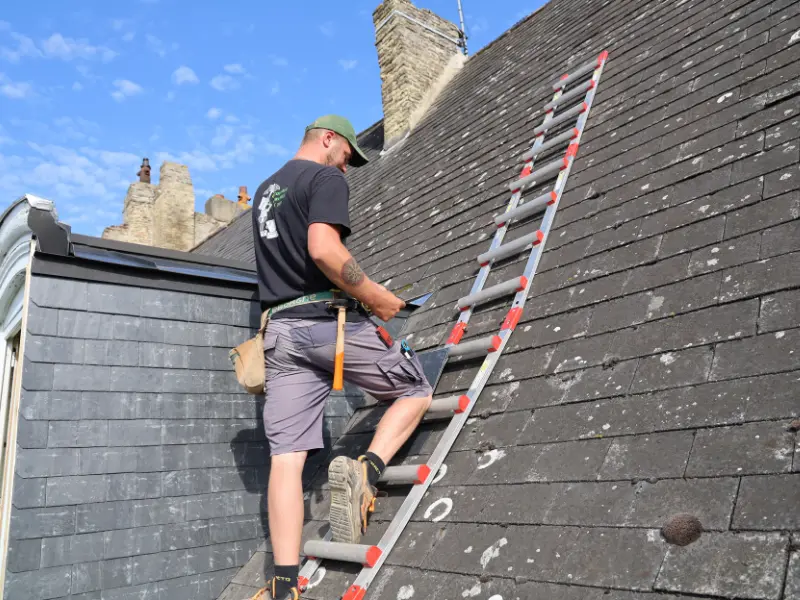 couvreur-au-travail couvreur au travail sur la toiture de l'hôtel de Berghes à Saint-Omer
