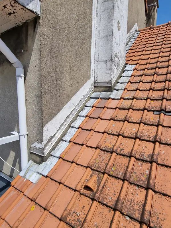 travaux de zinguerie sur une toiture à Calais