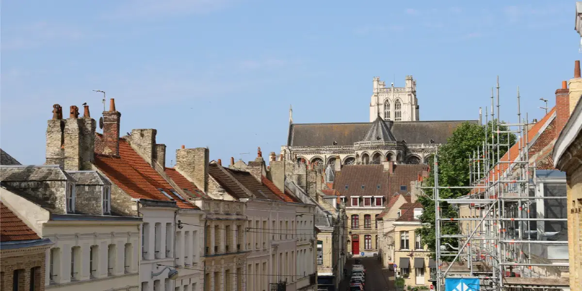 vue sur les toitures du centre ville de Saint-Omer (62)
