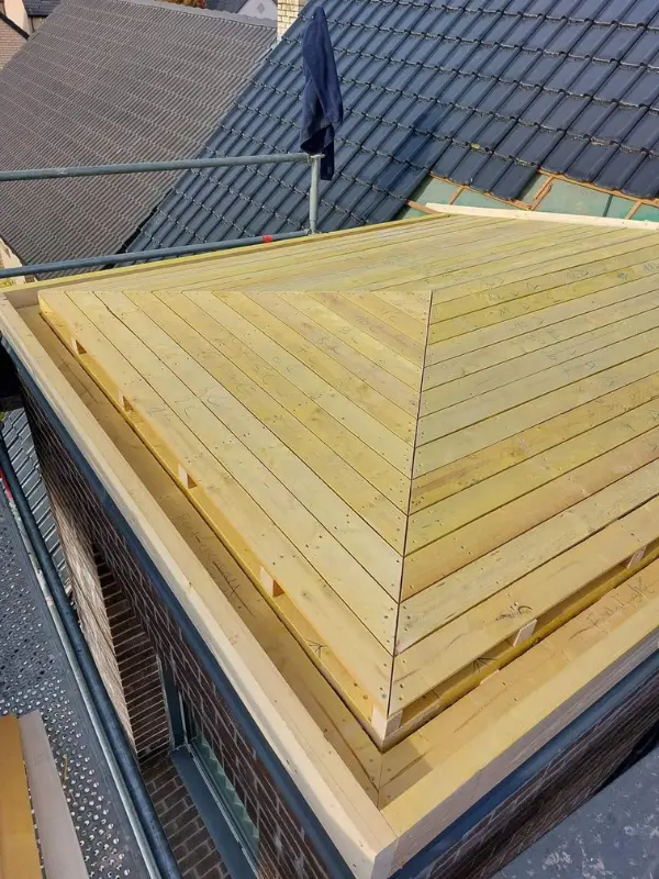 structure solide en bois avant la pose des produits PREFA