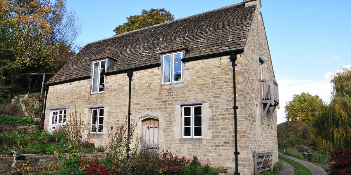 Maison ancienne mal isolée montrant des déperditions thermiques importantes