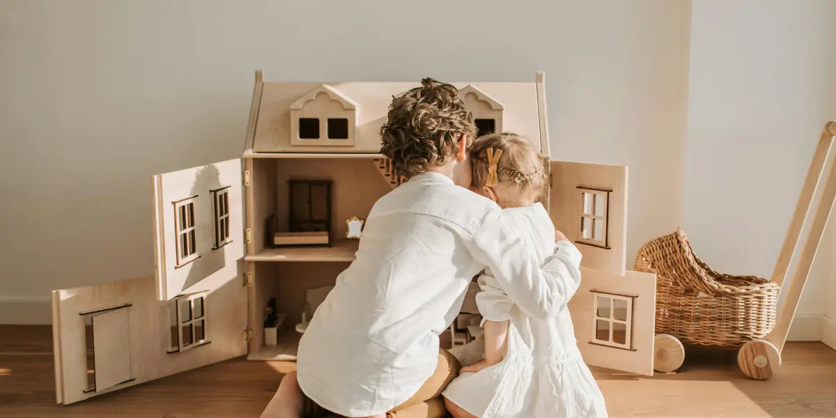 maison-confortable famille heureuse dans une maison confortable