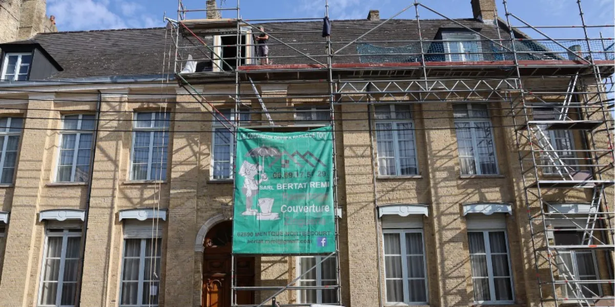 rénovation de la toiture de l'hôtel de Berghes, monument historique à Saint-Omer